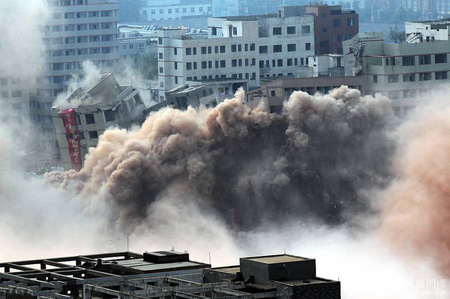 2.5吨炸药出动 郑州36幢楼爆破倒塌