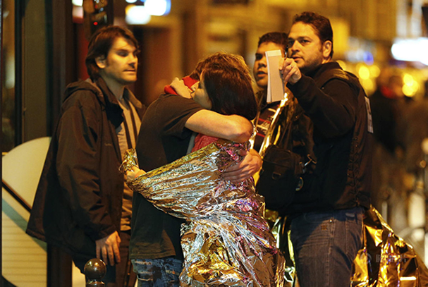 劫后余生 巴黎恐袭幸存者相互拥抱安慰